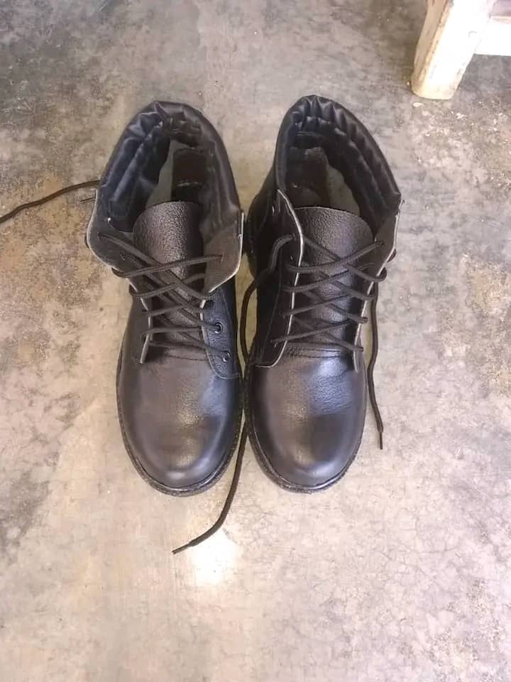 Confección de bota artesanal de trabajo